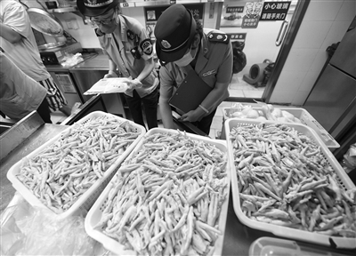 蟹煲排行榜_执法人员上门检查胖哥俩肉蟹煲涉事门店,有店员提前丢弃店内食材(2)