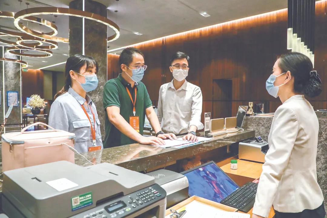江苏省宜兴市纪委监委紧盯隐形变异“四风”问题，联合有关部门组成专项督查组到酒店、餐馆等处开展监督检查，通过调阅财务账册、消费明细、发票底单等查找有关线索，严查违规吃喝问题。图为近日，督查组在某酒店了解情况。褚亮 摄