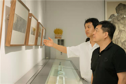 罗艳龙（左）向参展嘉宾介绍作品