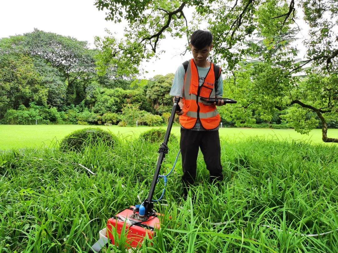 1米,溫貴龍和同事都會用雷達系統掃描地面一圈,從而獲得雷達波普圖像