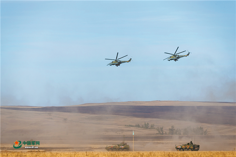 9月14日，中方战车在俄方直升机支援下向“敌”阵地发起冲击。司 磊摄