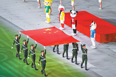 　　9月15日，在第十四届全运会开幕式上，仪仗队员护送五星红旗入场。本报记者 王霞光摄