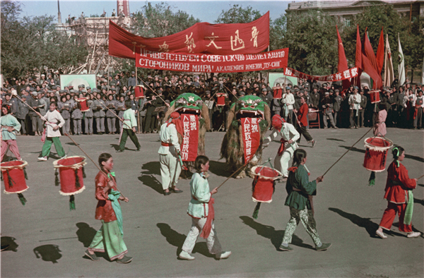 《迎接拥护和平大会苏联代表团》33cm×48.5cm 摄影 1950 莫斯科多媒体艺术博物馆藏