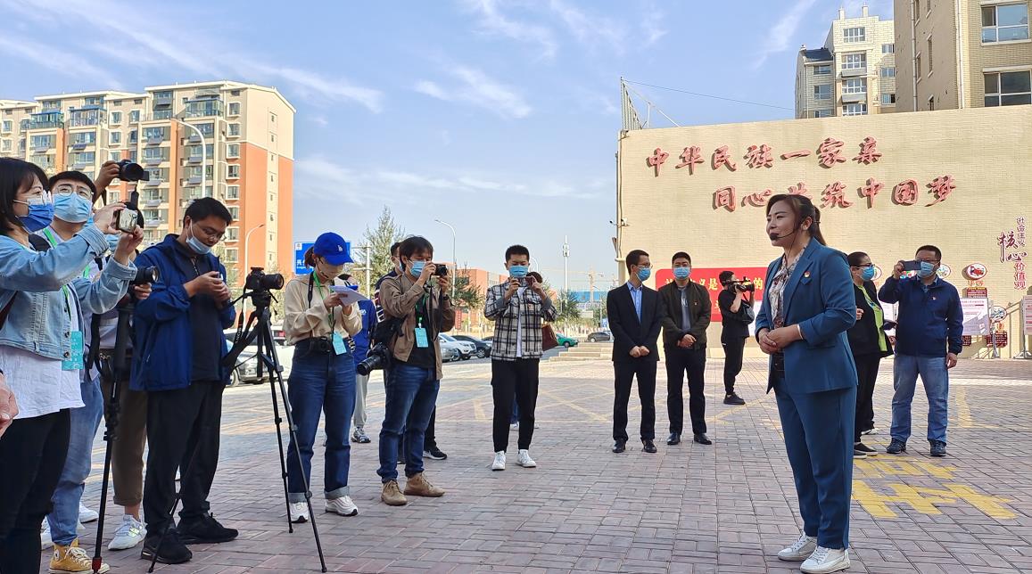 记者们正在采访银川市西夏区盈北社区党委书记王红霞