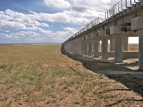 图：青藏铁路桥梁施工场地植被恢复