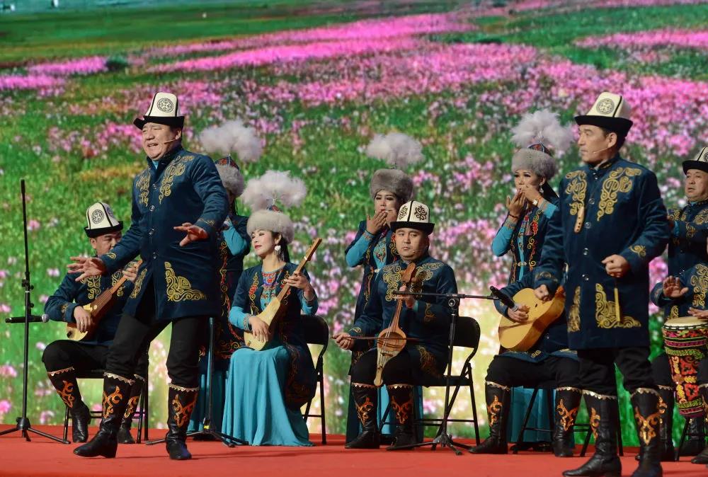 演员在开幕式上演唱柯尔克孜史诗《玛纳斯》选段。