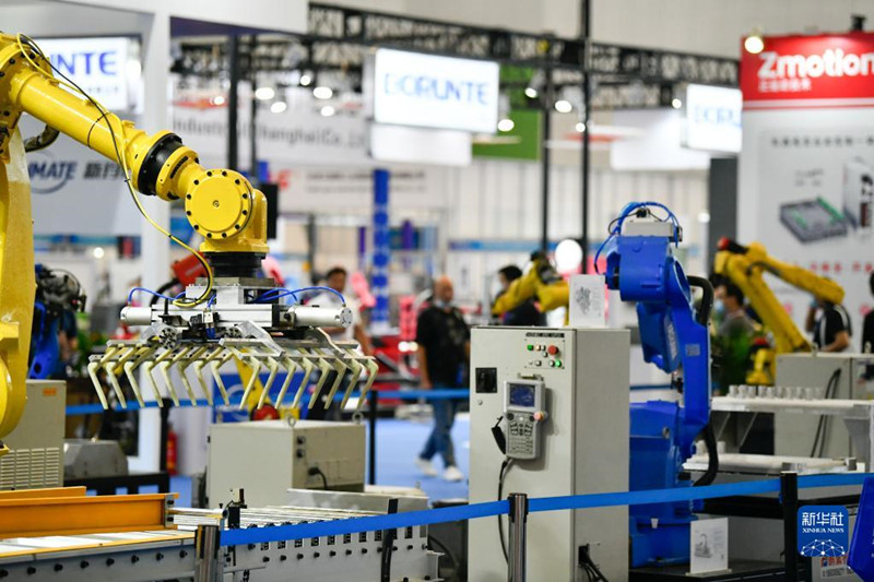 6月3日在第十七届中国（天津）国际装备制造业博览会上拍摄的工业机器人。新华社发（孙凡越 摄）