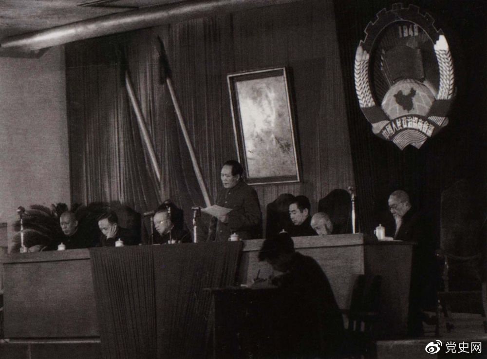 1951年10月23日，毛泽东在全国政协一届三次集会上致开幕词。