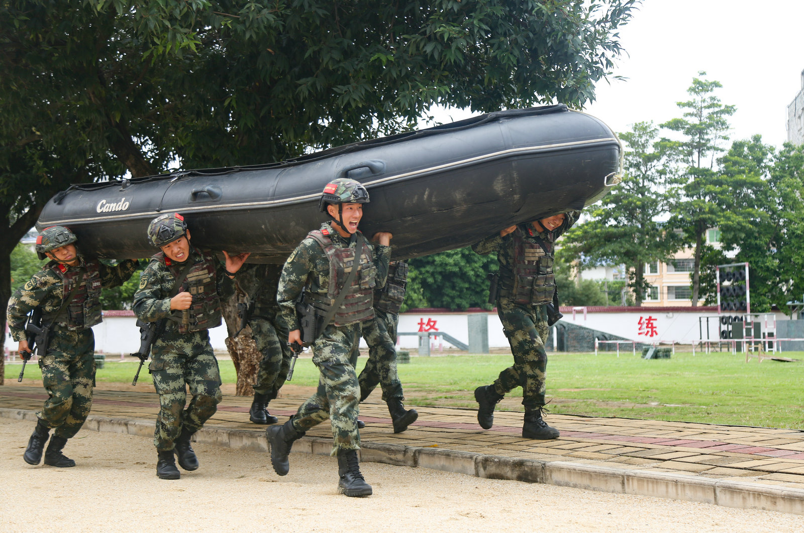 2021年10月22日，武警战士进行扛橡皮艇训练