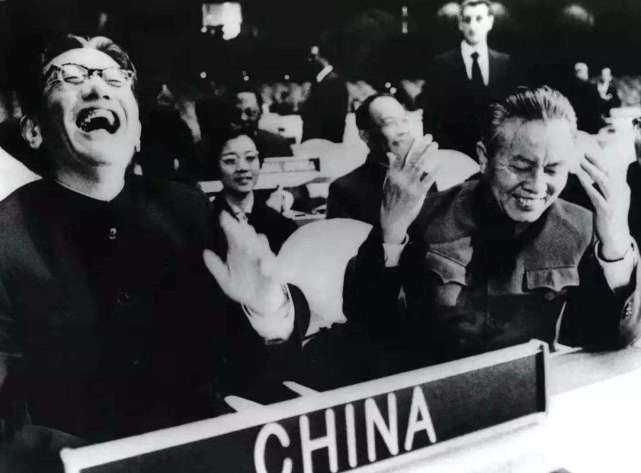 新中国恢复联合国合法席位，中国代表团团长乔冠华开怀大笑。