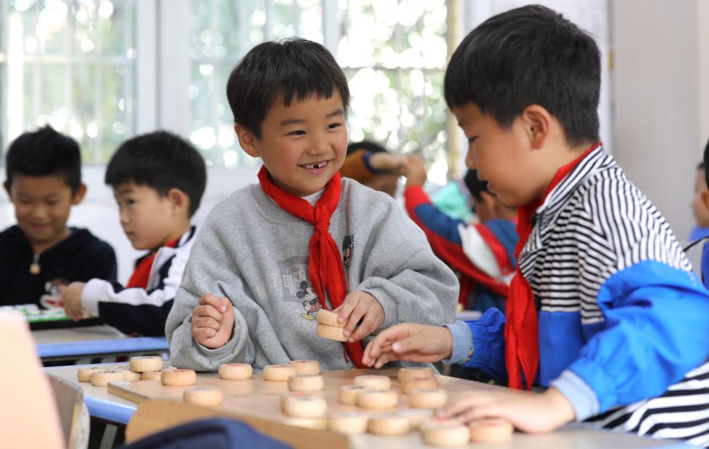 10月29日，在合肥市蜀山区琥珀小学东区，学生在下象棋。新华社发（陈三虎 摄）
