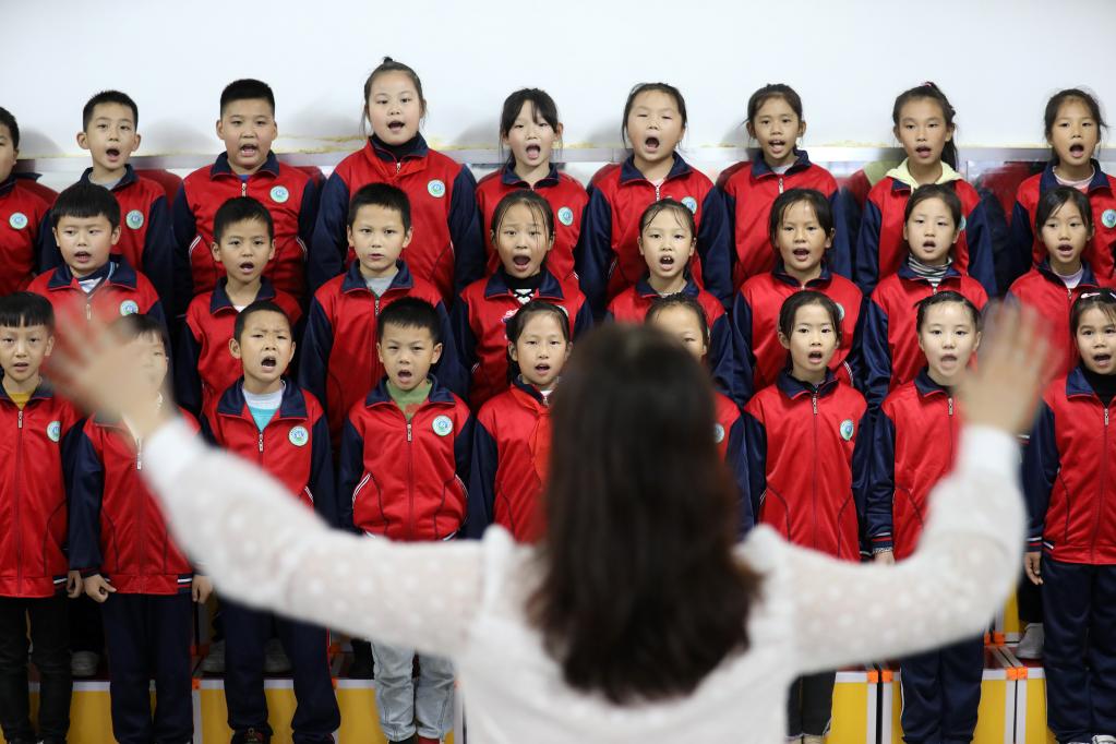 10月29日，在湖南省资兴市鲤鱼江完全小学，学生练习合唱。新华社发（李科摄）
