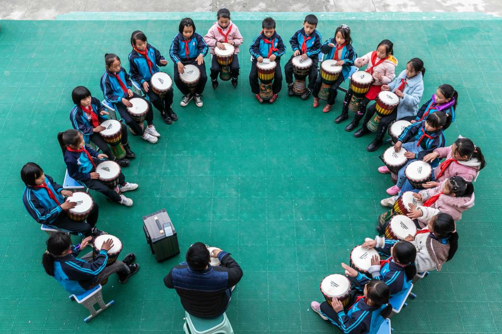 10月22日，贵州省黔西市林泉镇高锦小学学生在练习手鼓。新华社发（范晖摄）