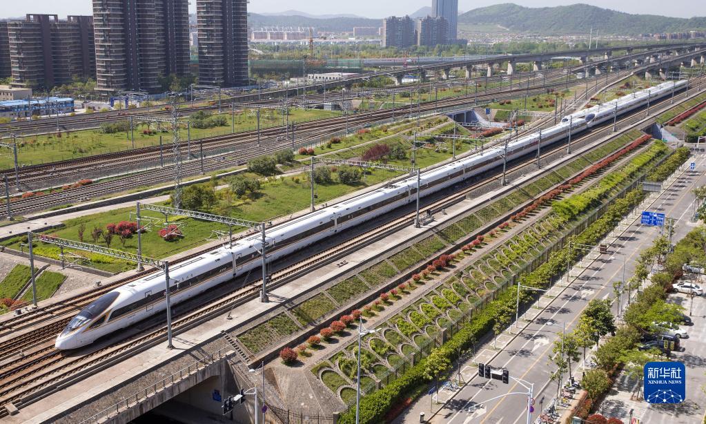 复兴号动车组列车行驶在京沪高铁南京市境内（2018年4月9日摄）。新华社发（苏阳 摄）