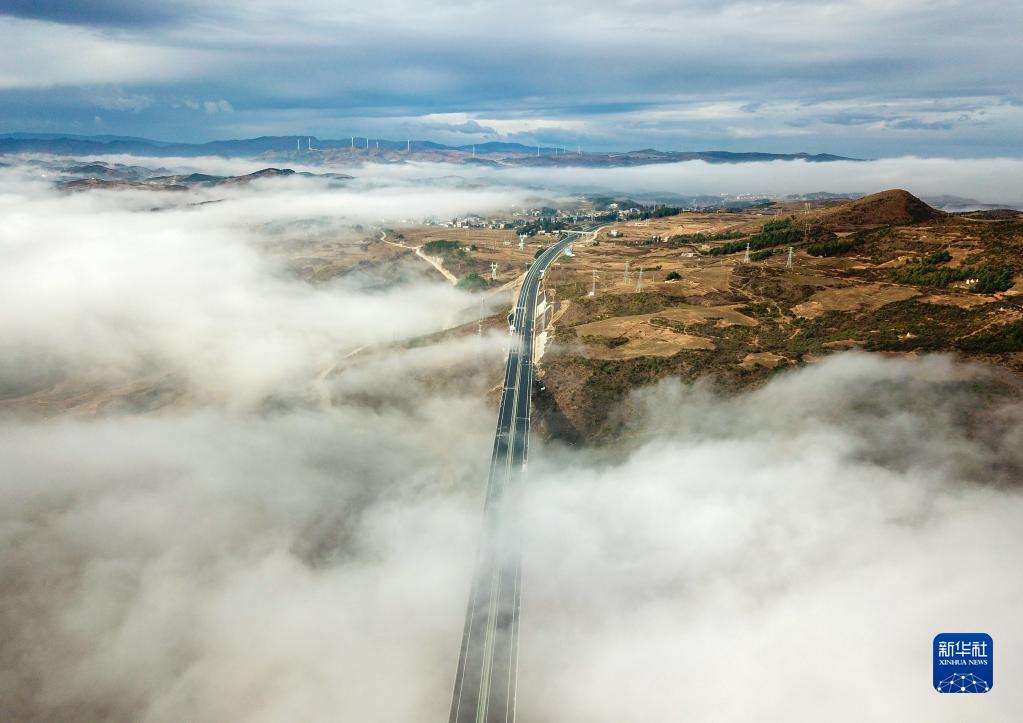 云雾中的贵州省六威高速公路观风海大桥（2018年12月19日摄，无人机照片）。新华社发（何欢 摄）