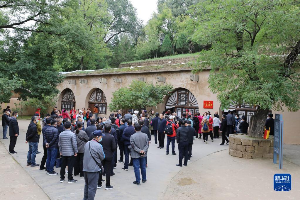2021年10月13日，游客在延安枣园革命旧址参观。新华社发（徐宏星 摄）
