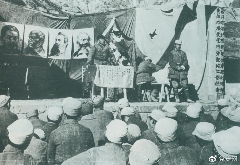 　　1942年11月，朱德在延安军事学院第一期学员结业仪式上讲话，勉励各人发挥党的实事求是、密切联系群众的优良古板。