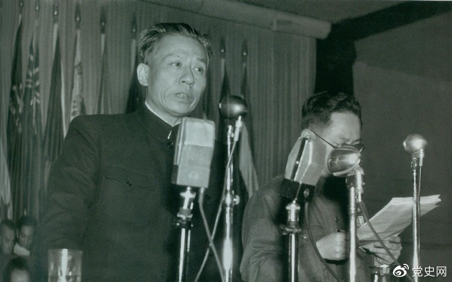 1949年11月16日，刘少奇在亚洲澳洲工会代表会议开幕式上讲话。