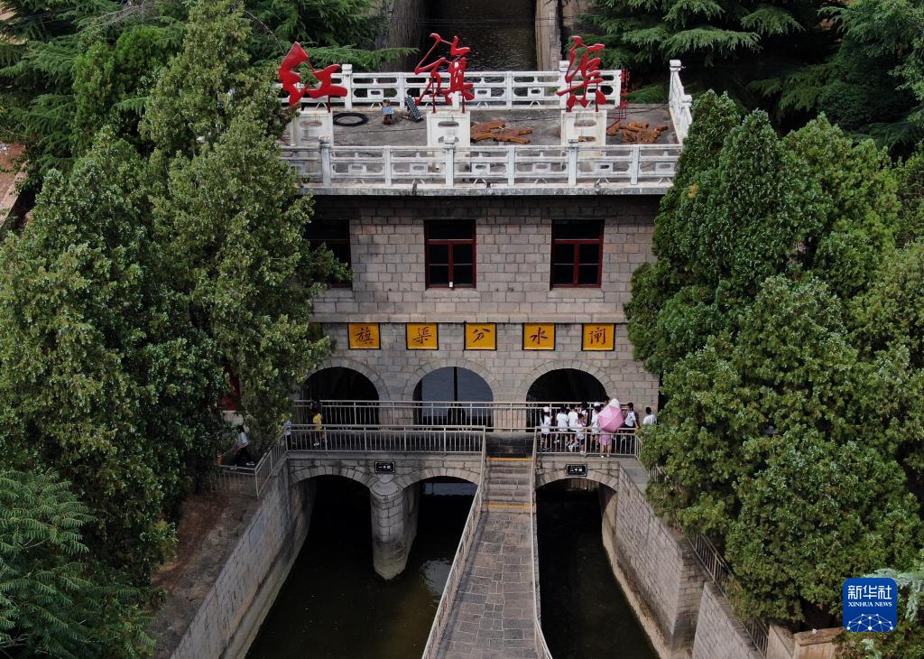 游客在河南林州红旗渠分水闸参观（2019年7月4日摄 ，无人机照片）。新华社记者 李安 摄