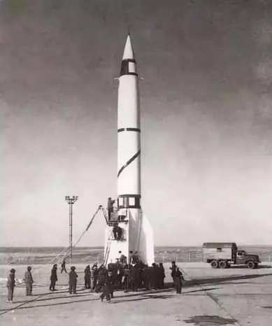 1960年11月5日，我国第一枚国产近程导弹“东风一号”准确命中554公里外的目标。从此，中国彻底结束了没有导弹的历史。