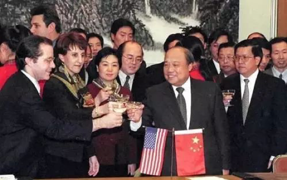 △时任中国外经贸部长石广生与美国贸易代表巴尔舍夫斯基等在协议签署后举杯庆贺。