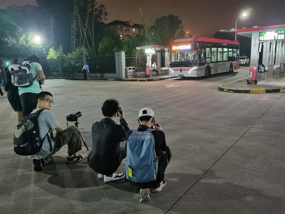 15日晚,李軍駕駛的末班車出發前,車迷們一陣猛拍. 朱倩雯 攝