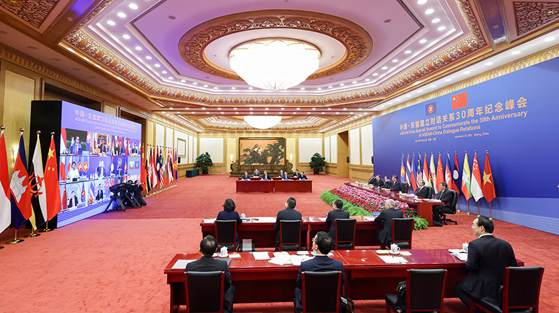 11月22日上午，国家主席习近平在北京以视频方式出席并主持中国－东盟建立对话关系30周年纪念峰会，发表题为《命运与共 共建家园》的重要讲话。中国东盟正式宣布建立中国东盟全面战略伙伴关系。新华社记者 丁海涛 摄