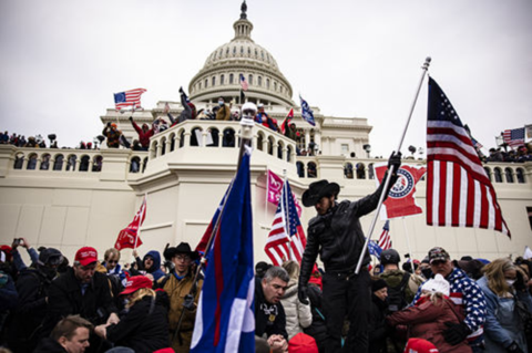 当地时间1月6日，美国首都华盛顿，抗议者暴力冲击并占领国会大厦。_副本.png