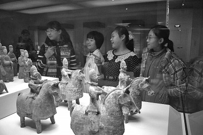 几位中学生在国家博物馆观展。本报记者 李韵摄/光明图片