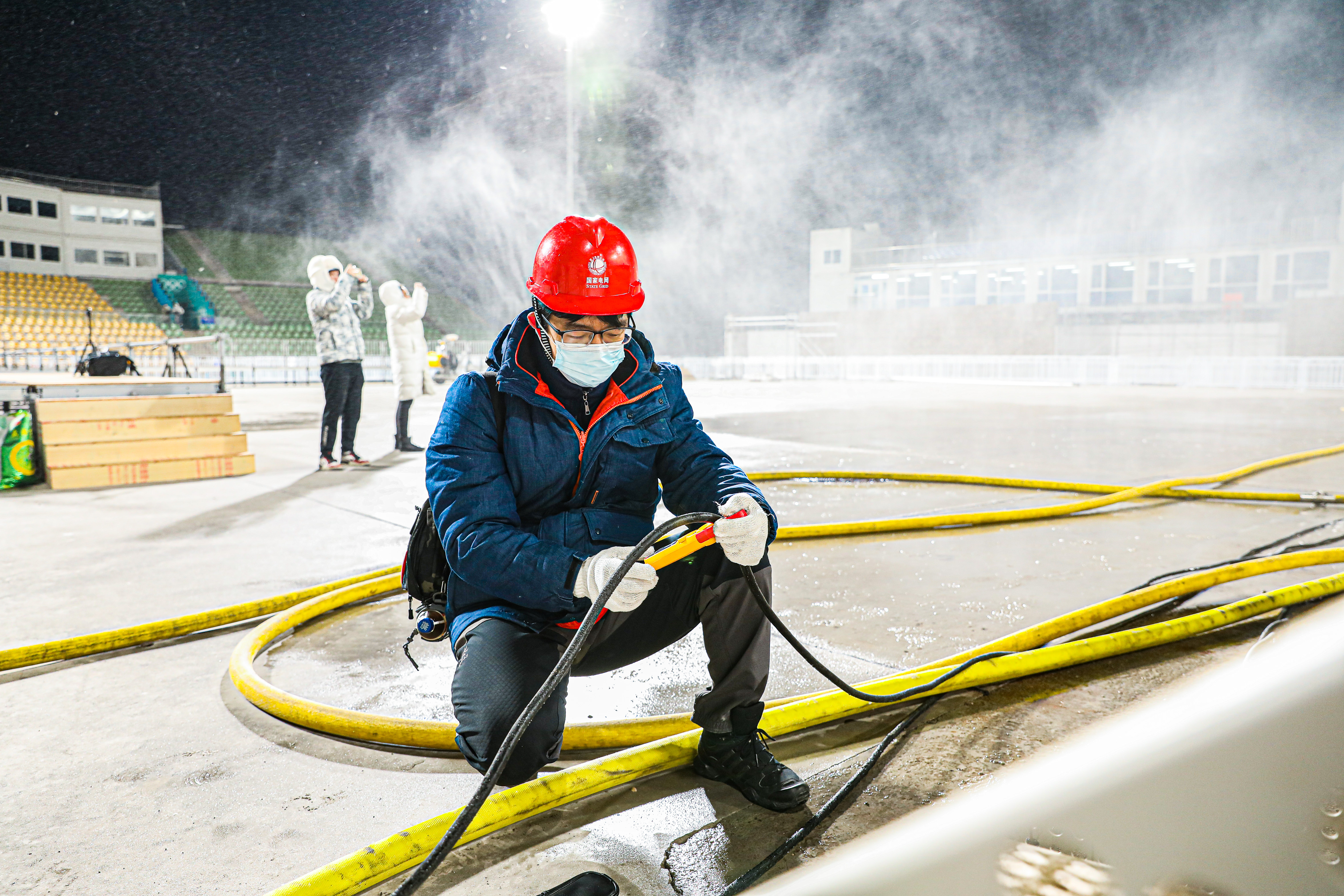 国网北京石景山供电公司首钢滑雪大跳台电力保障团队队员采集造雪设备电气量参数