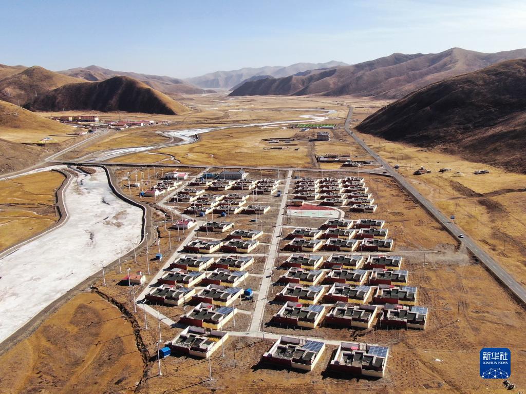  　　这是1月11日拍摄的青海省果洛藏族自治州甘德县上贡麻乡隆亚村搬迁点全貌（无人机照片）。新华社记者 张龙 摄
