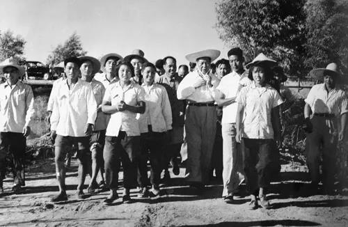 1957年，毛泽东在天津郊区视察