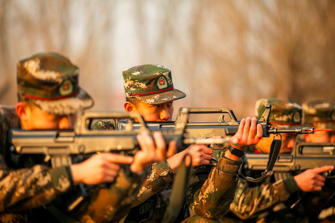 时刻准备战斗看00后武警新兵苦练射击技能