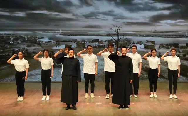 电视剧《觉醒年代》主创团队走进北京大学，剧中主要演员与北大学生同台演出。新华社记者 任 超摄