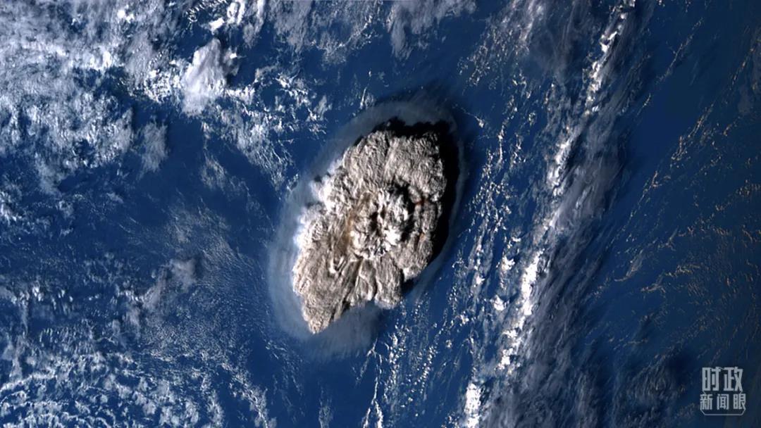 △2022年1月15日，汤加洪阿哈阿帕伊岛发生火山喷发，大量火山灰、气体与水蒸气进入高空形成巨大云团，喷发至高空20千米处。（图/视觉中国）