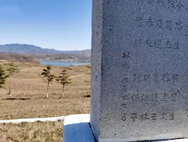 ▲长津湖畔志愿军烈士墓碑