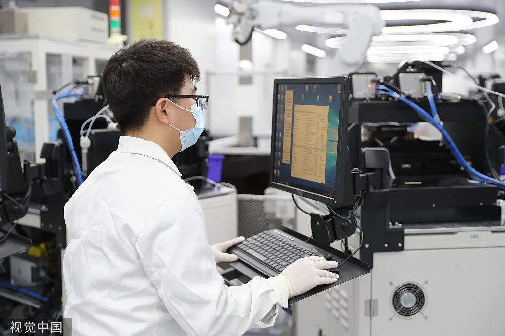2022年2月7日，青岛，科研人员在进行基因测序工作。