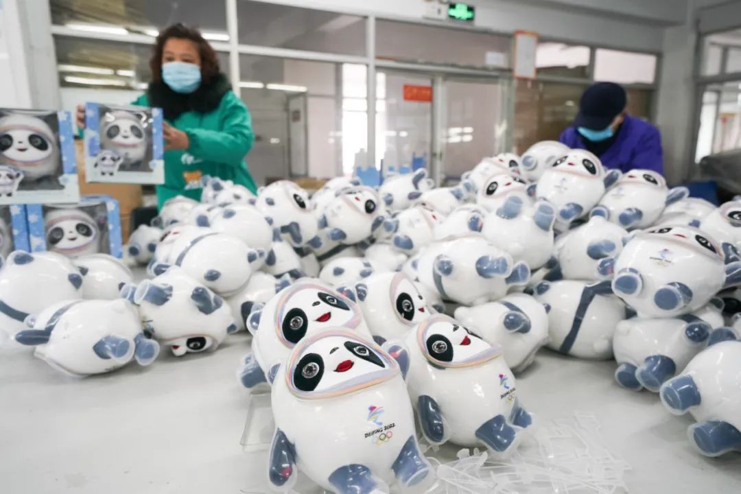2月8日，工人在特许生产商的车间里忙碌。新华社记者 季春鹏 摄