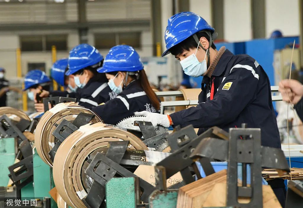 2022年2月7日，河北邯郸，工人正在车间组装变压器。