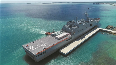 中国海军舰艇编队五指山舰靠泊汤加努库阿洛法港武纳码头。