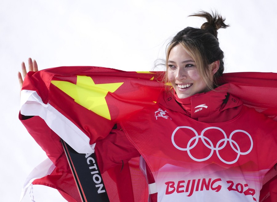 Gu Ailing of China attends the flower ceremony after the freestyle skiing women’s freeski slopestyle final of Beijing 2022 Winter Olympics at Genting Snow Park in Zhangjiakou, north China’s Hebei Province, Feb. 15, 2022. (Xinhua/Xue Yubin)