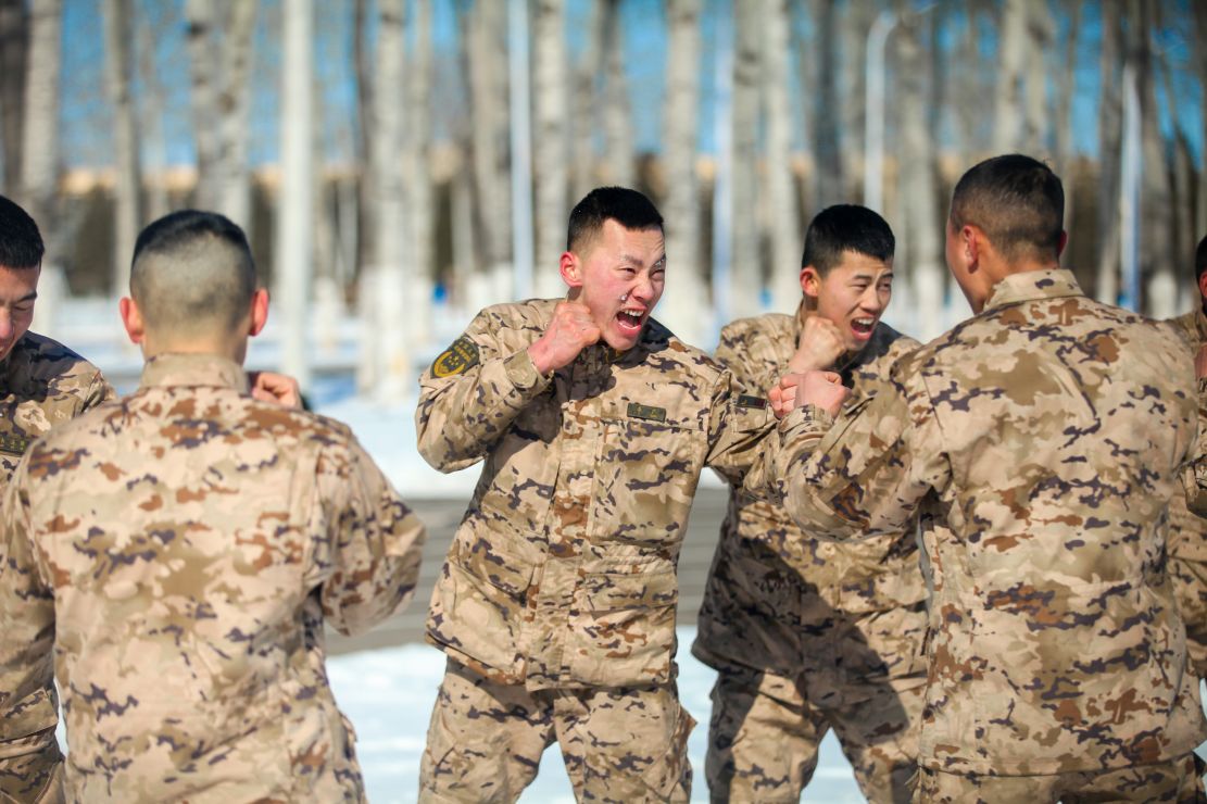 冬训砺兵气势如虹直击武警官兵雪天训练现场