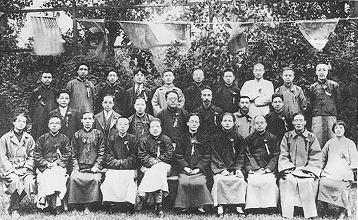 1920年5月8日，新民学会会员合影，第三排左二为毛泽东。