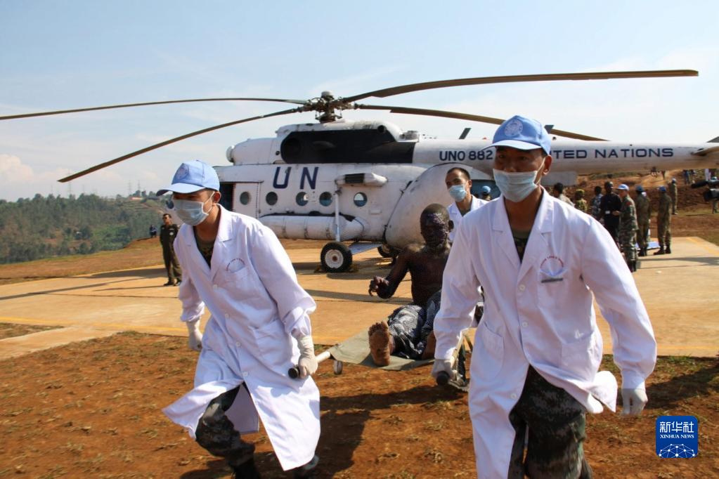 2010年7月3日，中國赴剛果（金）維和醫療分隊醫護人員在剛果（金）南基伍省布卡武機場運送油罐車爆炸中的受傷者。新華社發（郭云飛攝）