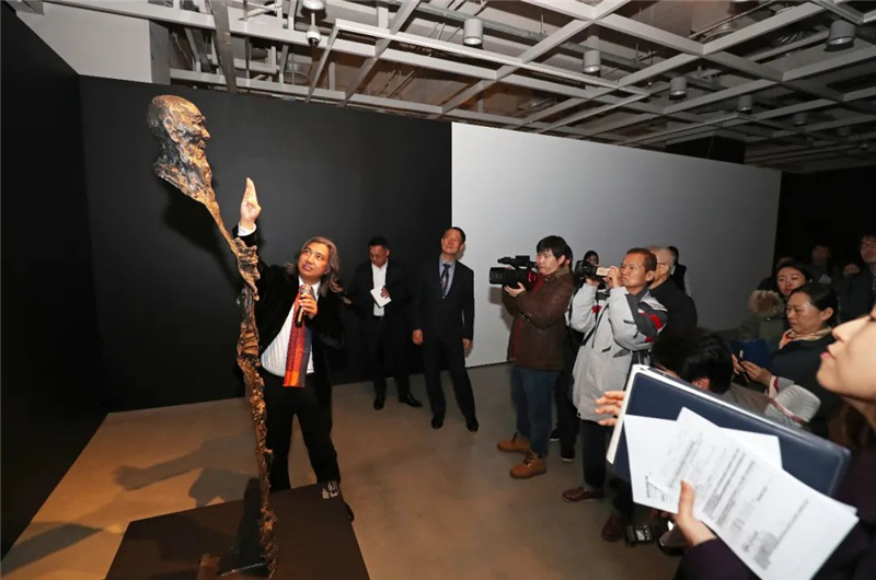 吴为山在韩国首尔向观众解读对话齐白石艺术的文化内涵