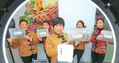 安徽省亳州市蒙城县双鹿村一家种植合作社的社员在学习电商销售技巧。 　　胡卫国摄（人民图片）