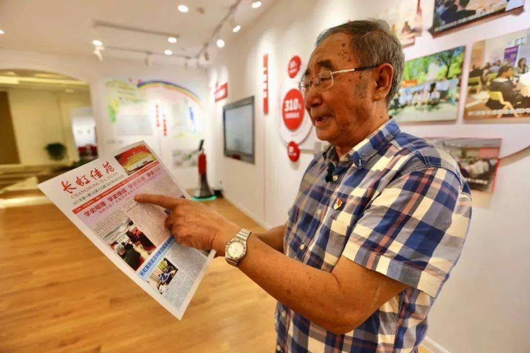 立法联系点信息员夏云龙在上海市长宁区虹桥街道古北市民中心介绍社区刊物。