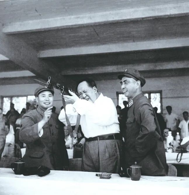 1964年6月15日，毛泽东检阅军事比武汇报表演时试用瞄准比武尖子的步枪
