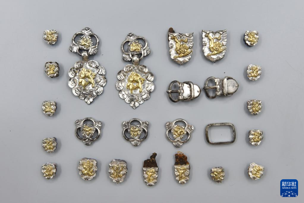 甘肃武威市唐代吐谷浑王族墓葬群慕容智墓出土鎏金银饰件（资料图）。