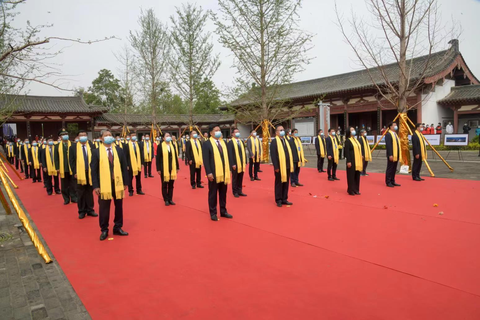 巩义市委书记袁聚平出席开幕式并宣布第八届杜甫国际诗歌周开幕,市委